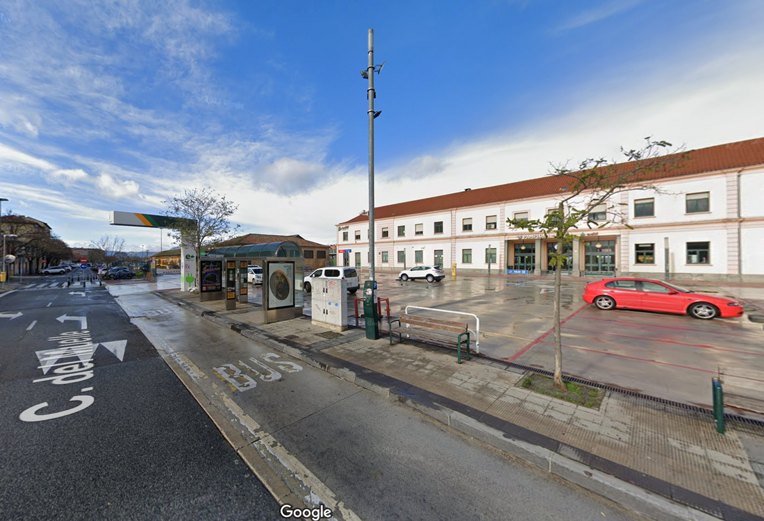 What bus should I take from the Pamplona Train Station?