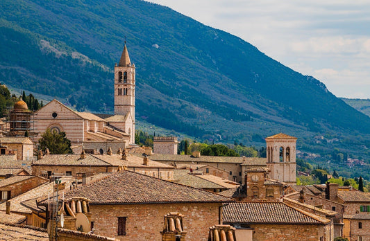 What is the Significance of the Clocktower at the Iglesia de San Cernín?
