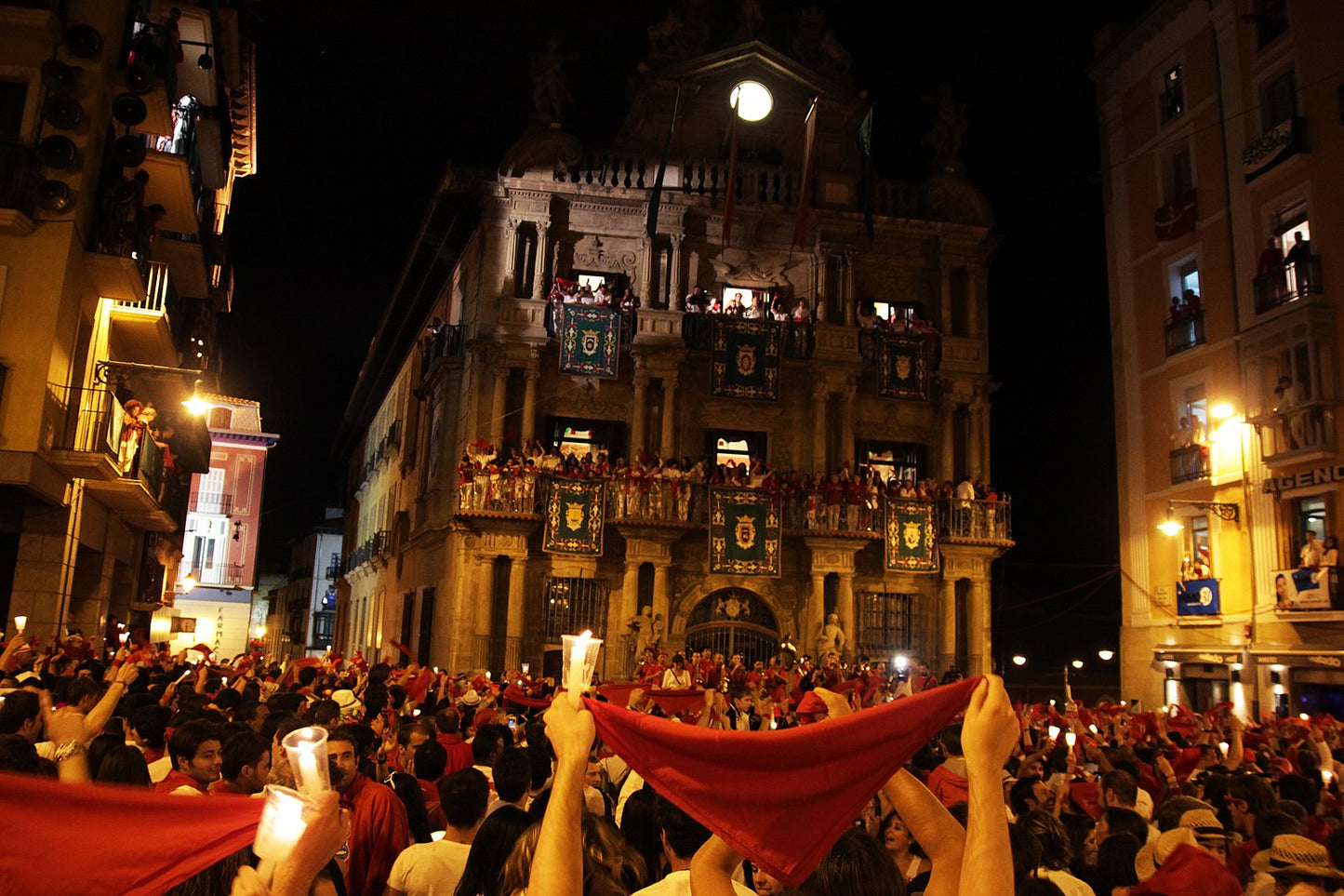 Pobre de Mi Closing Ceremony Balcony